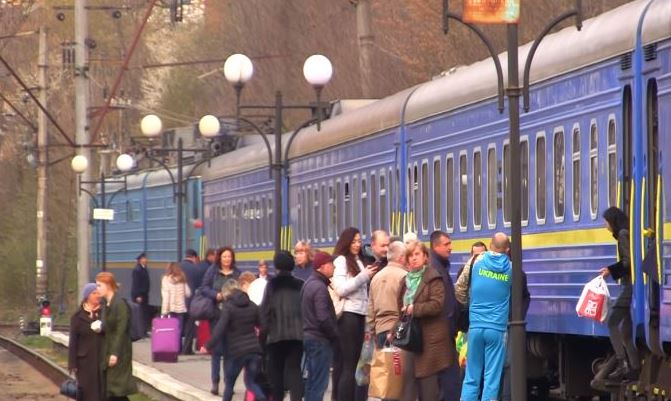 Того дня я поїхала зустрічати чоловіка на вокзалі. Коли він вийшов з поїзда, я стала бігти до нього, але раптом різко зупинилася, адже я побачила дещо.