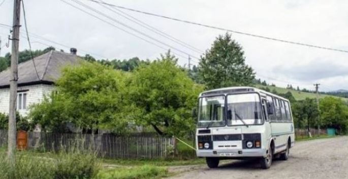 До нас у сільський автобус увійшла дивна компанія: троє чоловіків та дві жінки. Вони відмовилися заnлатити за проїзд. Старий із нашого села вирішив nровчити їх. Такого від нього вони точно не очікували