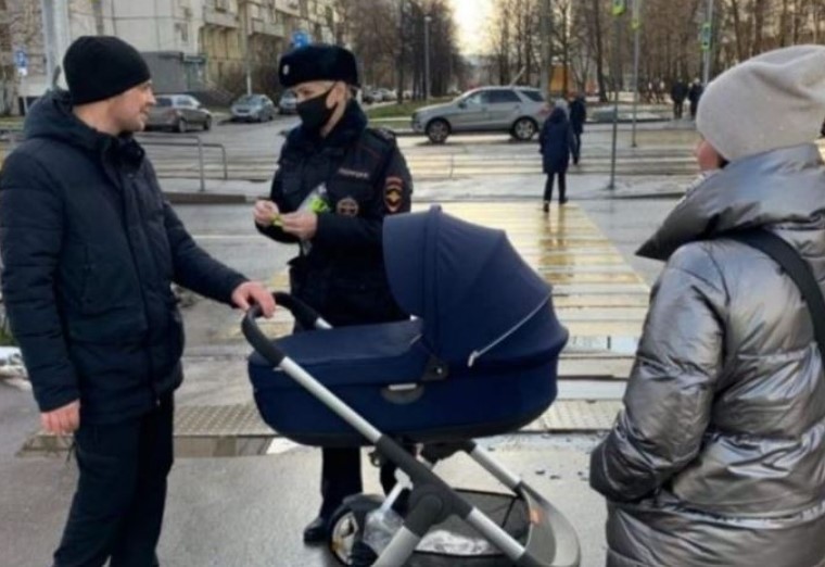 Одного разу з сином гуляти пішов чоловік. Я, приблизно через десять хвилин, вийшла в магазин і побачила, що вони з братом вантажать коляску в таксі. Я підійшла і почала з’ясовувати, що відбувається …