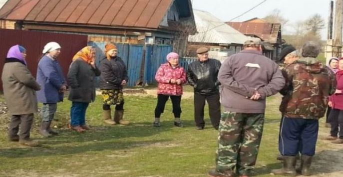 Копаємо ми з невісткою на городі грядки. Будинок у нас новий, придбали минулого літа. Город і сад засадили, очікуємо першого врожаю. І тут невістка викинула таке … Ну, хоч стій, хоч падай! Я аж розплакалася. Як з нею жити далі під одним дахом? Та й вірити, і довіряти я їй тепер не зможу ніколи.