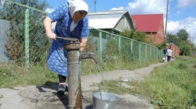 У баби Клави зіпсувався водогін і вона вирішила послати внучку на колонку по воду. Але спритна онука зробила те, що побачило все село