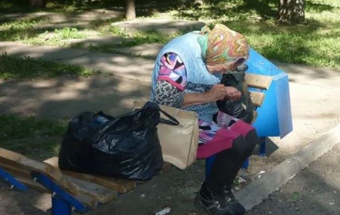 Бачу якась старенька бабуся nлаче біля супермаркету. Я підійшов до неї, щоб дізнатися, в чому справа. А коли вона почала говорити, я ахнув