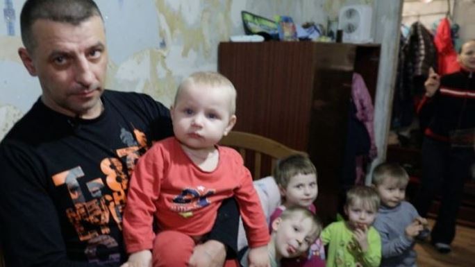 Жінка зайшла додому до сусідів — і не могла повірити своїм очам: батько-одинак жив з дітьми, яких у нього було шестеро!